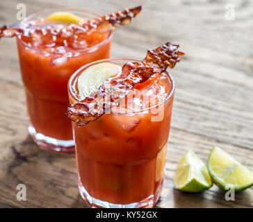 Zwei Gläser Bloody Mary mit Speck Speckscheiben Stockfoto