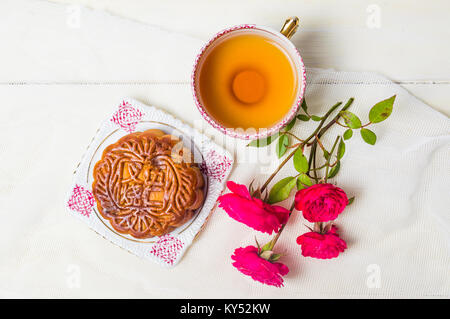 Traditionelle hausgemachte Mond Kuchen mit Kaffee- und Rose auf den Tisch serviert Stockfoto