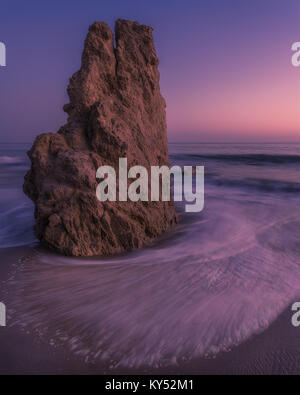 Felsformation bei Sonnenuntergang, El Matador State Beach, Malibu, CA Stockfoto
