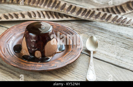 Kaffee Panna cotta unter Schokolade topping Stockfoto