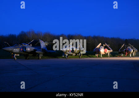 Blackburn Buccaneer vintage classic Düsen in Bruntingthorpe Flugplatz durch die buccaneer Aviation Group wieder auf den Boden läuft. Nacht schießen Stockfoto