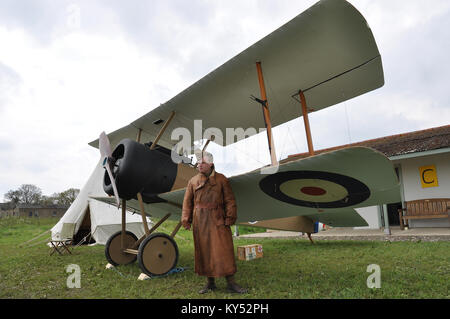 1. Weltkrieg Sopwith Welpen Doppeldecker mit Reenactor Royal Flying Corps Pilot auf dem World war One Flugplatz in Stow Maries Stockfoto