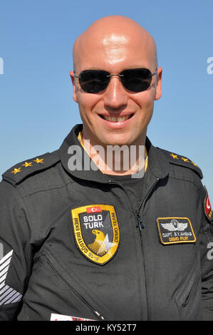 Captain S Yalib Ahbab, Solo Turk Airshow Pilot Türk Hava Kuvvvetleri Turkish Air Force F-16 Demoteam auf der RAF Waddington 2013 Stockfoto