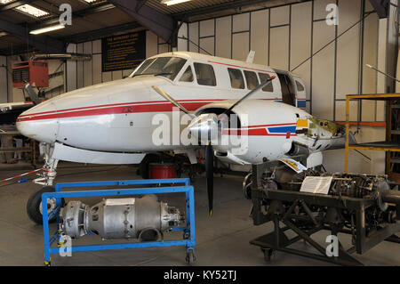 Northbrook Hochschule Weiterbildung in Shoreham-by-Sea in West Sussex. Brighton City Flughafen. G-AWKX - Beechcraft Queen Air ein 65-8200 Stockfoto