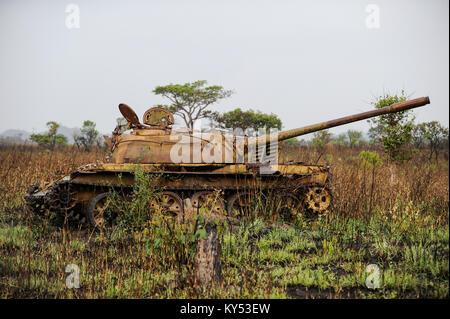 ANGOLA, Kwanza Sul, Wrack des alten sowjetischen russischen Kampfpanzers T-54 aus dem Bürgerkrieg zwischen MPLA und UNITA bei Quibala, einige Gebiete verfügen über Landminen und machen die Landwirtschaft unmöglich / ANGOLA, Panzerwrack aus dem Buergerkrieg 1975 - 2002 zwischen MPLA und UNITA bei Quibala, Einige Landstriche sind immer noch mint und lassen keine Landwirtschaft zu Stockfoto