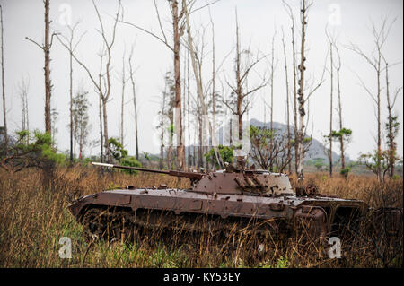 ANGOLA, Kwanza Sul, Wrack des alten sowjetischen russischen Panzers BMP-1 aus dem Bürgerkrieg zwischen MPLA und UNITA bei Quibala, einige Gebiete verfügen über Landminen und machen die Landwirtschaft unmöglich / ANGOLA, Panzerwrack aus dem Buergerkrieg 1975 - 2002 zwischen MPLA und UNITA bei Quibala, Einige Landstriche sind immer noch mint und lassen keine Landwirtschaft zu Stockfoto