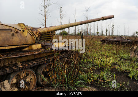 ANGOLA, Kwanza Sul, Wrack des alten sowjetischen russischen Kampfpanzers T-54 und BMP-1 aus dem Bürgerkrieg zwischen MPLA und UNITA nahe Quibala, einige Gebiete verfügen über Landminen und machen Landwirtschaft unmöglich / ANGOLA, Panzerwrack aus dem Buergerkrieg 1975 - 2002 zwischen MPLA und UNITA bei Quibala, Einige Landstriche sind immer noch mint und lassen keine Landwirtschaft zu Stockfoto