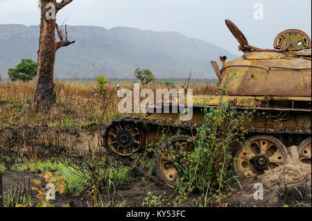 ANGOLA, Kwanza Sul, Wrack des alten sowjetischen russischen Kampfpanzers T-54 aus dem Bürgerkrieg zwischen MPLA und UNITA bei Quibala, einige Gebiete verfügen über Landminen und machen die Landwirtschaft unmöglich / ANGOLA, Panzerwrack aus dem Buergerkrieg 1975 - 2002 zwischen MPLA und UNITA bei Quibala, Einige Landstriche sind immer noch mint und lassen keine Landwirtschaft zu Stockfoto