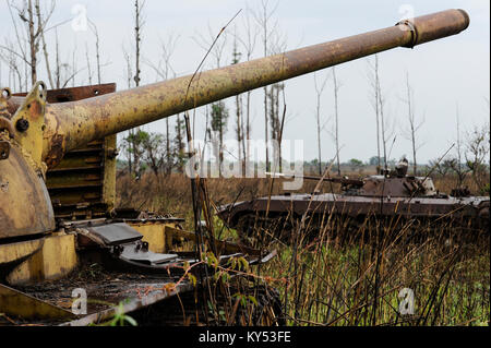 ANGOLA, Kwanza Sul, Wrack des alten sowjetischen russischen Kampfpanzers T-54 und BMP-1 aus dem Bürgerkrieg zwischen MPLA und UNITA nahe Quibala, einige Gebiete verfügen über Landminen und machen Landwirtschaft unmöglich / ANGOLA, Panzerwrack aus dem Buergerkrieg 1975 - 2002 zwischen MPLA und UNITA bei Quibala, Einige Landstriche sind immer noch mint und lassen keine Landwirtschaft zu Stockfoto