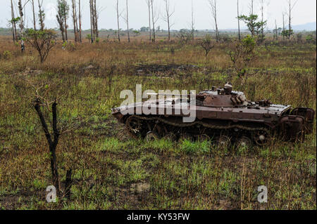 ANGOLA, Kwanza Sul, Wrack des alten sowjetischen russischen Panzers BMP-1 aus dem Bürgerkrieg zwischen MPLA und UNITA bei Quibala, einige Gebiete verfügen über Landminen und machen die Landwirtschaft unmöglich / ANGOLA, Panzerwrack aus dem Buergerkrieg 1975 - 2002 zwischen MPLA und UNITA bei Quibala, Einige Landstriche sind immer noch mint und lassen keine Landwirtschaft zu Stockfoto