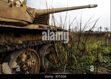 ANGOLA, Kwanza Sul, Wrack des alten sowjetischen russischen Kampfpanzers T-54 und BMO-1 aus dem Bürgerkrieg zwischen MPLA und UNITA nahe Quibala, einige Gebiete verfügen über Landminen und machen Landwirtschaft unmöglich / ANGOLA, Panzerwrack aus dem Buergerkrieg 1975 - 2002 zwischen MPLA und UNITA bei Quibala, Einige Landstriche sind immer noch mint und lassen keine Landwirtschaft zu Stockfoto