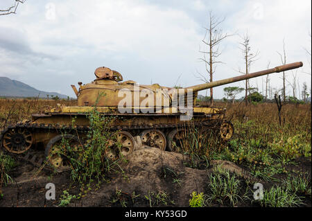 ANGOLA, Kwanza Sul, Wrack des alten sowjetischen russischen Kampfpanzers T-54 aus dem Bürgerkrieg zwischen MPLA und UNITA bei Quibala, einige Gebiete verfügen über Landminen und machen die Landwirtschaft unmöglich / ANGOLA, Panzerwrack aus dem Buergerkrieg 1975 - 2002 zwischen MPLA und UNITA bei Quibala, Einige Landstriche sind immer noch mint und lassen keine Landwirtschaft zu Stockfoto