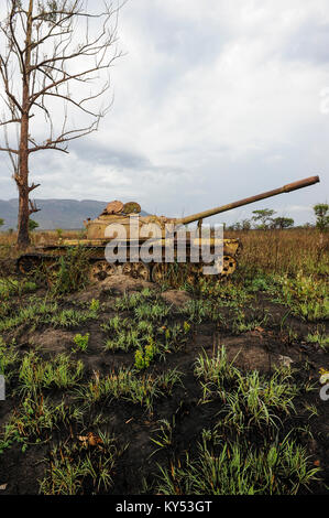 ANGOLA, Kwanza Sul, Wrack des alten sowjetischen russischen Kampfpanzers T-54 aus dem Bürgerkrieg zwischen MPLA und UNITA bei Quibala, einige Gebiete verfügen über Landminen und machen die Landwirtschaft unmöglich / ANGOLA, Panzerwrack aus dem Buergerkrieg 1975 - 2002 zwischen MPLA und UNITA bei Quibala, Einige Landstriche sind immer noch mint und lassen keine Landwirtschaft zu Stockfoto