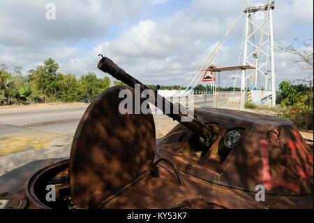 ANGOLA, Straße von Sumbe nach Luanda, Wrack eines sowjetischen russischen Kampfwagens aus dem Bürgerkrieg zwischen UNITA und MPLA 1975-2002 Stockfoto