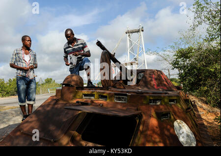 ANGOLA, Straße von Sumbe nach Luanda, Wrack eines sowjetischen russischen Kampfwagens aus dem Bürgerkrieg zwischen UNITA und MPLA 1975-2002 Stockfoto