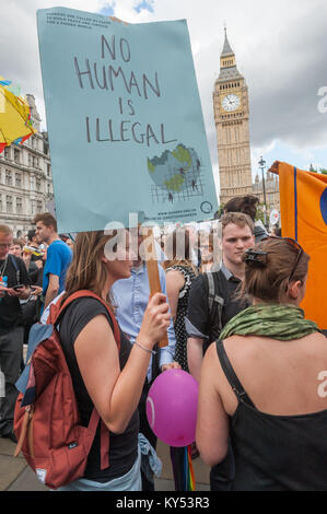 Quäker mit einem Plakat "Kein Mensch ist Illegal vor Big Ben im Parlament Platz am Ende der "Flüchtlinge hier Willkommen" März in London. Stockfoto