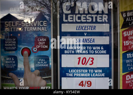 Ein Fenster angezeigt, in dem Sie in einem Wettbüro in der Stadt Leicester in den englischen Midlands zeigt die Vorteile auf Fußball der folgende Tag Match zwischen Leicester City und Swansea. Die lokale Fußball Club waren am Rande des Seins überraschung Gewinner der Englischen Premier League in der Saison 2015-16. Stockfoto