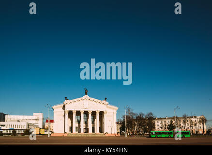 Gomel, Belarus - März 27, 2016: Blick auf die Fassade des Drama Theater in Gomel auf Lenin Platz Stockfoto