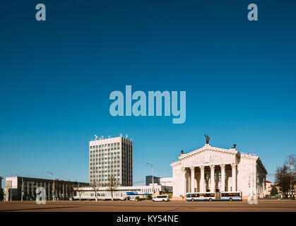 Gomel, Belarus - März 27, 2016: Gomel Drama Theater auf Lenin Platz mit öffentlichen Verkehrsmitteln Stockfoto