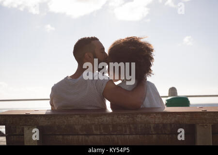 Mann küssen Frau auf Stirn Stockfoto