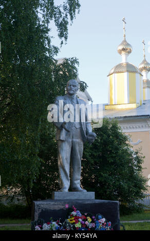 Verkhovazhye, Vologda Region, Russland - 14. Juni 2013: Lenin-denkmal auf dem Hintergrund der Kuppeln der Kirche im Dorf Verkhovazhye Stockfoto