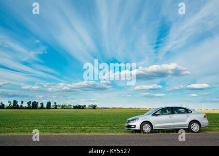 Gomel, Belarus - Juni 13, 2016: Blick von der Volkswagen Polo auf dem Hintergrund einer schönen Himmel mit Wolken und grünes Feld Stockfoto