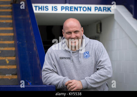 Gary Gehirn, Manager der Tranmere Rovers, dargestellt an der Football Club Prenton Park Stadion. Gehirn wurde zum Manager der Club im Sommer 2015, nach dem Abstieg in die National League. Die Rover hatten die Mitglieder der Fußball-Liga von 1921 bis zu ihrer Degradierung zum fünften England's Tier. Stockfoto