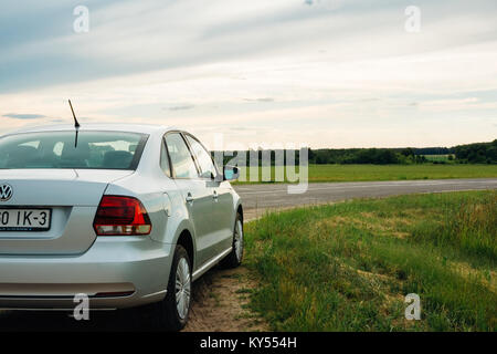 Gomel, Belarus - Juni 13, 2016: Volkswagen Polo stehen auf der Seite der Straße auf dem Hintergrund Felder und Wälder Stockfoto