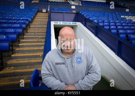 Gary Gehirn, Manager der Tranmere Rovers, dargestellt an der Football Club Prenton Park Stadion. Gehirn wurde zum Manager der Club im Sommer 2015, nach dem Abstieg in die National League. Die Rover hatten die Mitglieder der Fußball-Liga von 1921 bis zu ihrer Degradierung zum fünften England's Tier. Stockfoto