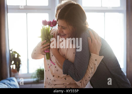 Ältere Frau und Tochter umarmen Stockfoto