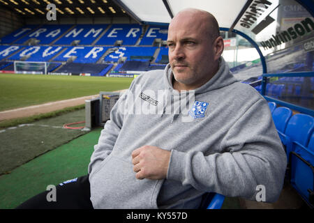 Gary Gehirn, Manager der Tranmere Rovers, dargestellt an der Football Club Prenton Park Stadion. Gehirn wurde zum Manager der Club im Sommer 2015, nach dem Abstieg in die National League. Die Rover hatten die Mitglieder der Fußball-Liga von 1921 bis zu ihrer Degradierung zum fünften England's Tier. Stockfoto