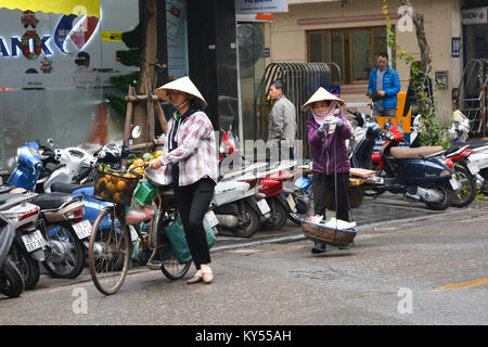 Hanoi, Vietnam - 13. Dezember 2017. Straße Verkäufer verkaufen Obst und andere Lebensmittel aus Ihrer Fahrräder in der historischen Altstadt von Hanoi Stockfoto