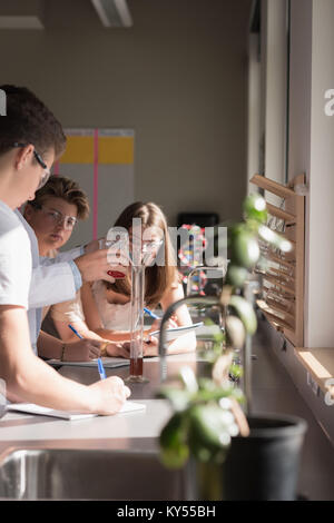 Studenten der Chemie im Labor experimentieren Stockfoto