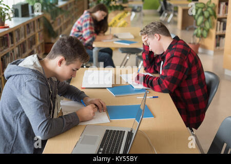 College-Studenten studieren in Bibliothek Stockfoto