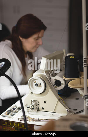 Nähen jacke Tailor mit Nähmaschine Stockfoto