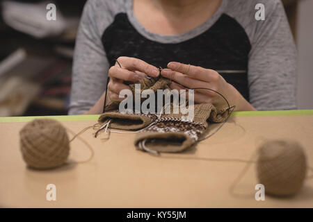 Strickende Frau wolle in der Schneiderei Stockfoto