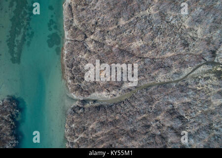 Antenne der felsigen Küste und den Fluss Stockfoto