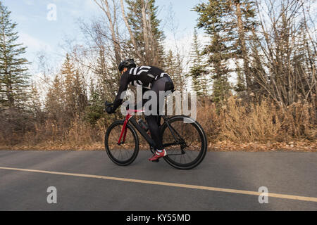 Biker reiten Mountainbike auf der Straße Stockfoto