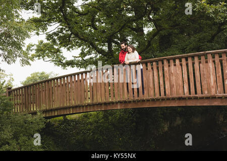 Zärtlich Paar stehend auf Steg Stockfoto