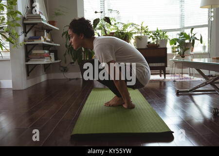 Junge Frau mit Yoga Yoga Matte Stockfoto