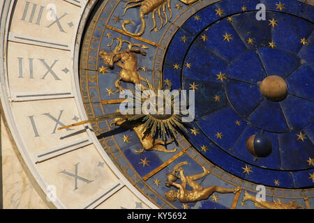 Alte Zeit und Astrologie. Detail der Saint Mark Square renaissance Uhrturm in Venedig mit Tierkreiszeichen, Planeten und Sterne (15. Jahrhundert) Stockfoto