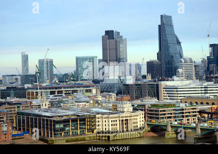 London, UK, 08/11/Skyline von London 2016 Ansicht von der Tate Modern Art Gallery aussichtsplattform berücksichtigt. Stockfoto