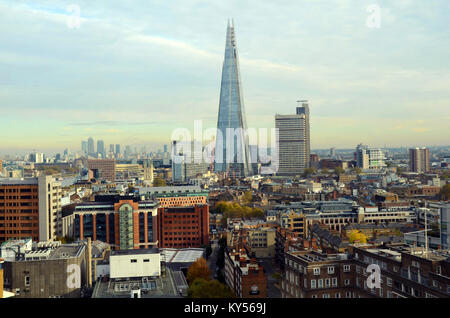 London, UK, 08/11/Skyline von London 2016 Ansicht von der Tate Modern Art Gallery aussichtsplattform berücksichtigt. Stockfoto