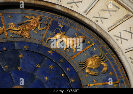 Alte Zeit und Astrologie. Detail der Saint Mark Square renaissance Uhrturm in Venedig mit Sternzeichen Löwe, Krebs, Jungfrau, Planeten und Sterne (15. Stockfoto