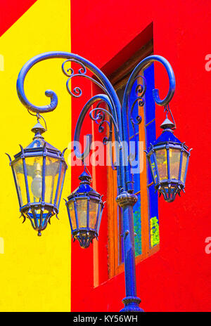Bunt Straßenlaterne und Gebäude in La Boca barrio von Buenos Aires, Argentinien. Stockfoto