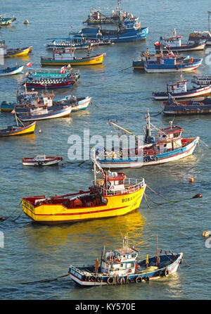 Bunte Fischerboote im Hafen von San Antonio, Chile verankert. Stockfoto