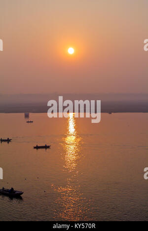 Sonnenuntergang auf dem Ganges River, Varanasi, Uttar Pradesh, Inde Stockfoto