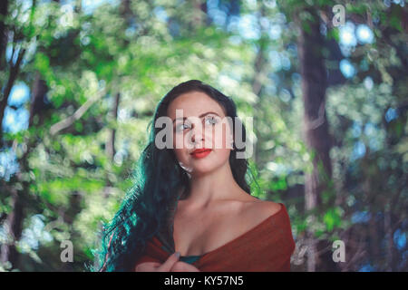 Mädchen im Wald Stockfoto