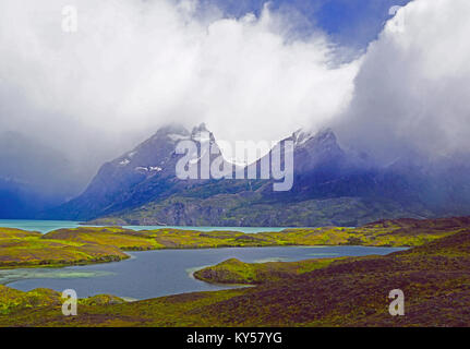 Gipfel in Wolken gehüllt im Torres del Paine Nationalpark in Patagonien Region von Chile im Frühsommer. Stockfoto