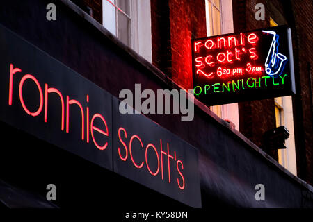 Neon Schild über Jazz Club der berühmten Ronnie Scott's, Frith Street, Soho, London, UK. Stockfoto